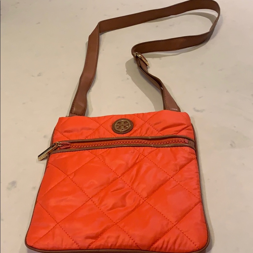 Adorable Tory Burch crossbody bag, quilted.
